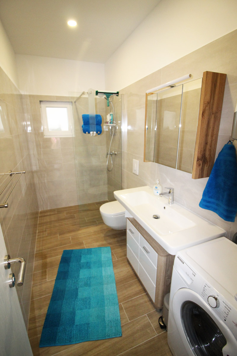 Ferienwohnung im Erdgeschoss - Badezimmer1 mit Dusche und WC
