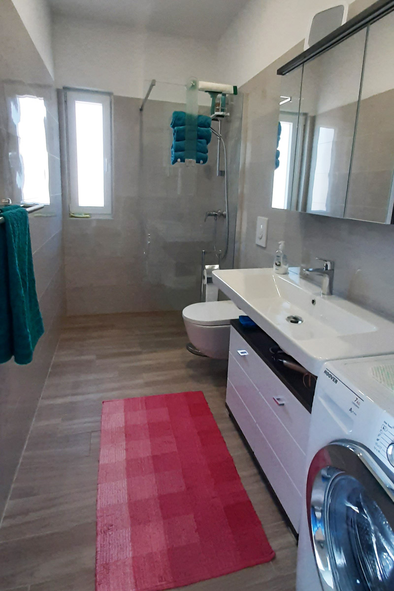 Ferienwohnung im Obergeschoss - Badezimmer 1 mit Dusche und WC