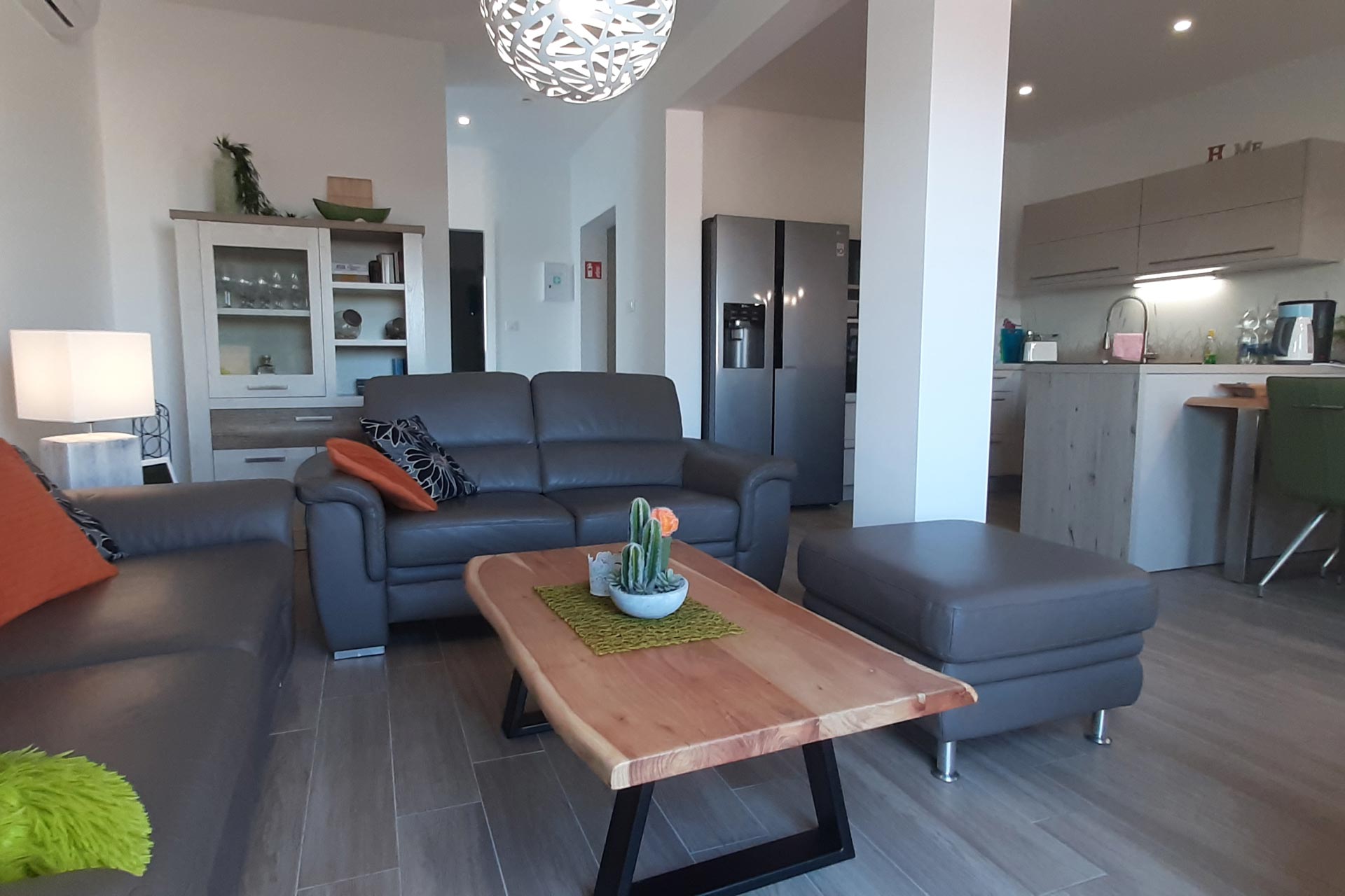 Ferienwohnung im Obergeschoss - Wohnküche mit Couch und Essbereich
